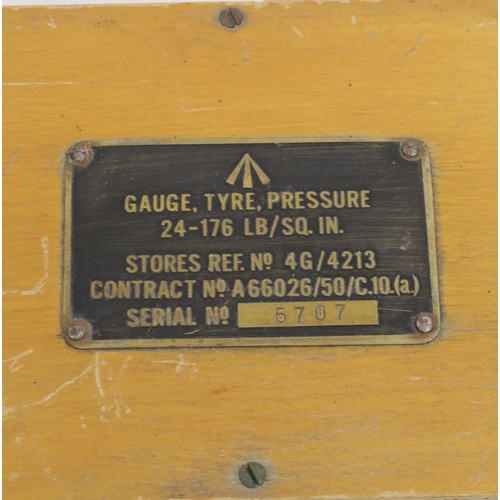 135 - Aircraft Gauge Tyre Pressure 24-176 LB/SQ. IN.