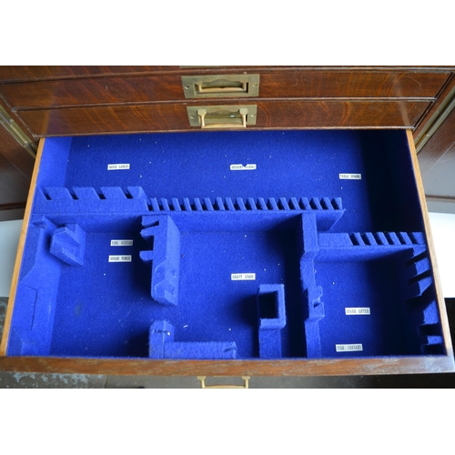 651 - Six drawer oak blue felt lined cutlery cabinet with recessed brass and side carry handles, with 2 ke... 