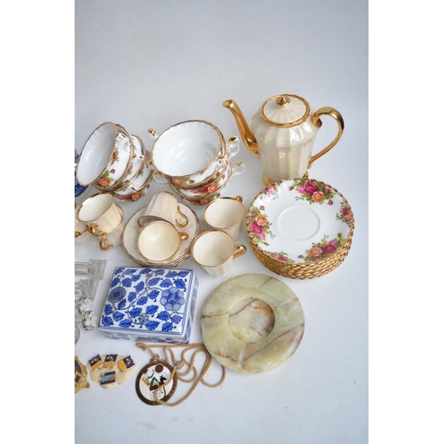 668 - Collection of table ware to include Royal Albert 