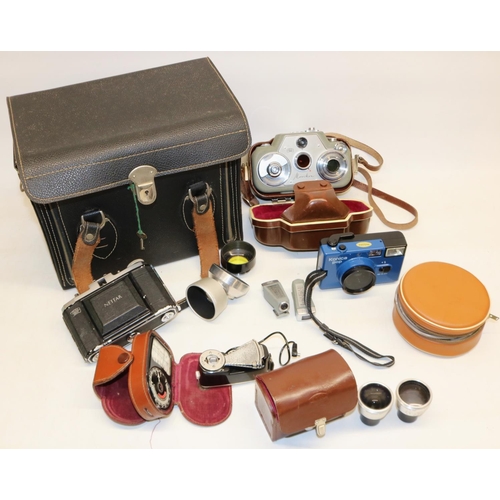 1262 - Cameras and photography equipment, incl. a Zeiss Ikon Movikon 8mm movie camera in leather case; Zeis... 