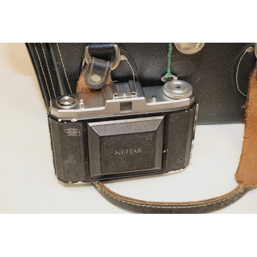 1262 - Cameras and photography equipment, incl. a Zeiss Ikon Movikon 8mm movie camera in leather case; Zeis... 