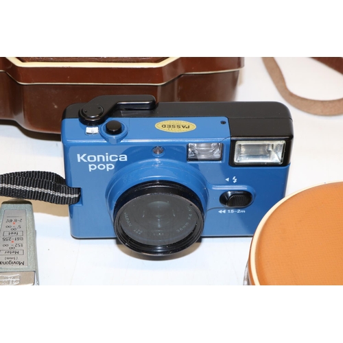 1262 - Cameras and photography equipment, incl. a Zeiss Ikon Movikon 8mm movie camera in leather case; Zeis... 