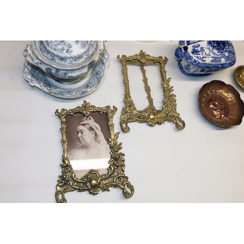 374 - Group of ceramics and glass, incl. white glazed porcelain centrepiece vase modelled as three putti s... 