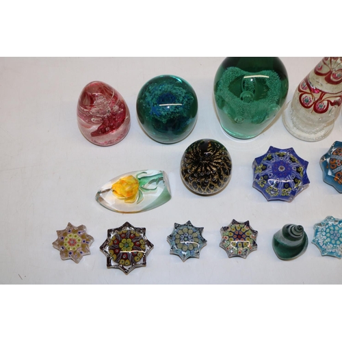 421 - Group of twenty two paperweights, incl. millefiori, controlled bubbles, etc