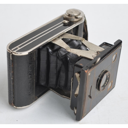 704 - Collection of vintage camera equipment to include Kodak SIX-20 C and 44A Brownies with boxed flash h... 