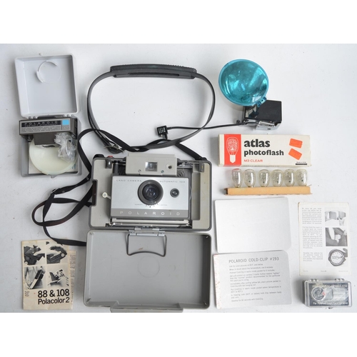 704 - Collection of vintage camera equipment to include Kodak SIX-20 C and 44A Brownies with boxed flash h... 