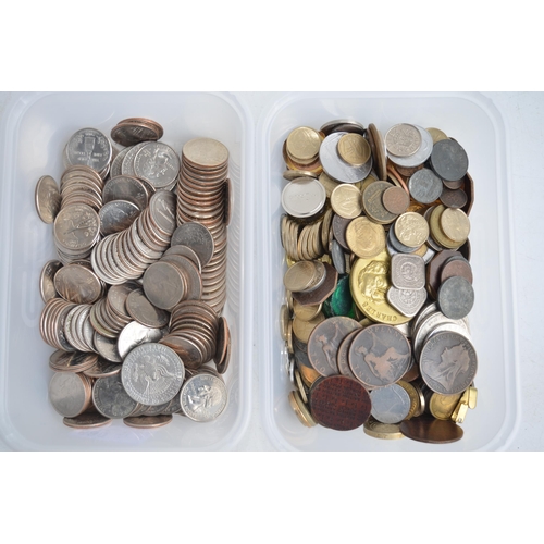 680 - Selection of mixed world coinage and US half dollars and quarter dollars (2 tubs)