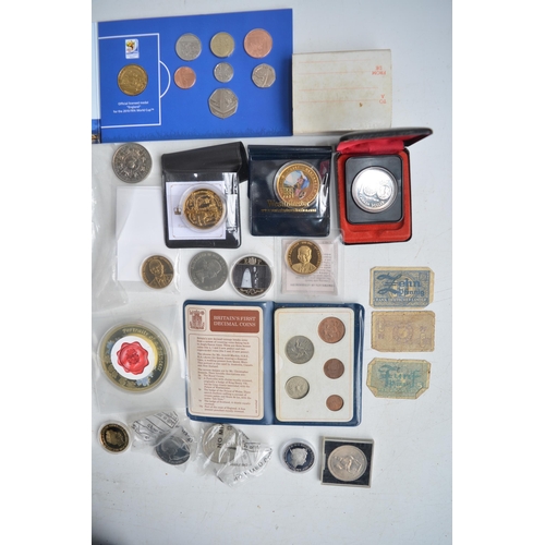 683 - Selection of GB commemorative crowns, collectors coins and sets