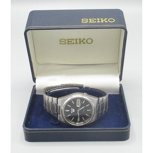 1353 - Gents Seiko Automatic stainless steel wrist watch with day date, dark grey dial with baton numerals,... 