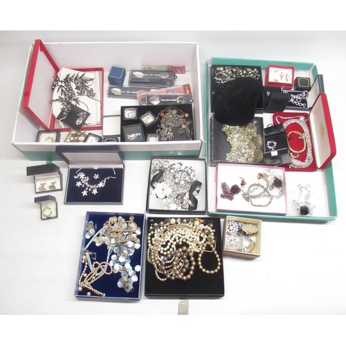 64 - Large collection of mixed costume jewellery incl. rings, brooches, necklaces, etc.