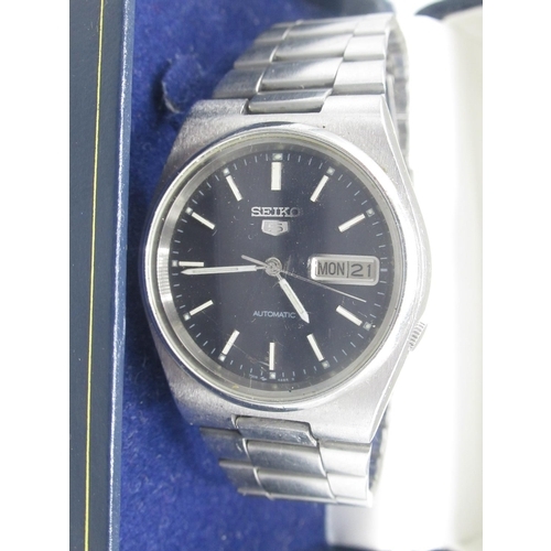 1353 - Gents Seiko Automatic stainless steel wrist watch with day date, dark grey dial with baton numerals,... 