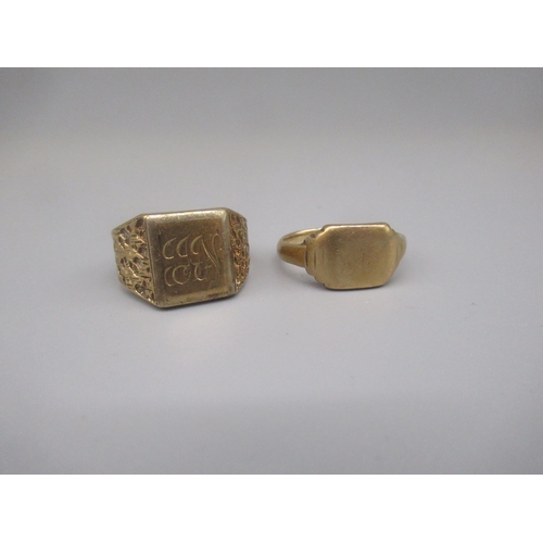 605 - 9ct yellow gold square signet ring, stamped JJN, on textured shoulders, stamped 375, size S, and ano... 