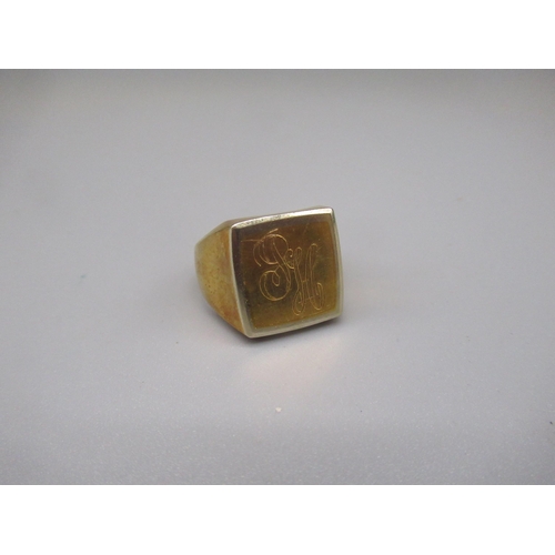 624 - 18ct yellow gold signet ring with square face with white gold border, face engraved JH, stamped 750,... 