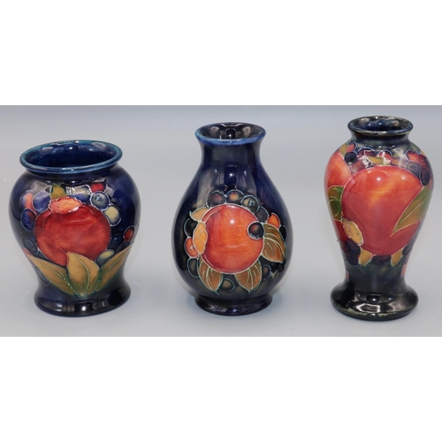 210 - Moorcroft Pottery: Pomegranate pattern vases, H10cm/H9.5cm/H8.5cm (3)