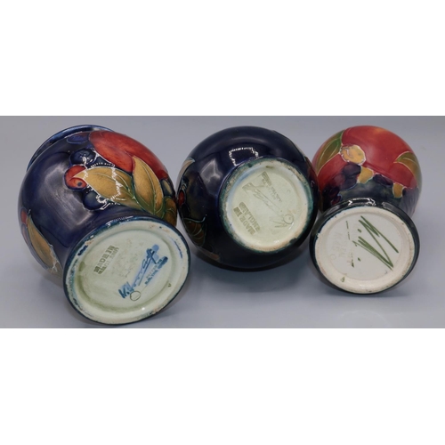 210 - Moorcroft Pottery: Pomegranate pattern vases, H10cm/H9.5cm/H8.5cm (3)