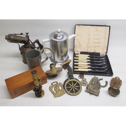 1232 - C20th century brass student's microscope, in original mahogany fitted case, horse brasses, cased kni... 