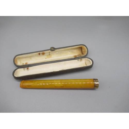 1245 - 9ct yellow gold mounted amber cheroot holder, cased