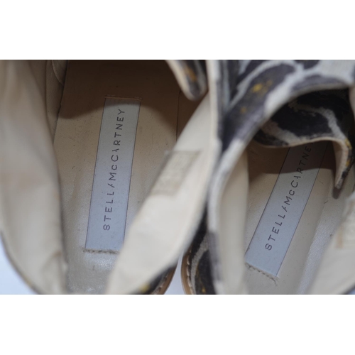 1410 - A pair of Stella McCartney ladies shoes, size 40 in excellent barely worn condition, with a pair of ... 