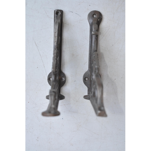 18 - Two cast iron vintage luggage rack supports, H12.5xD12.5cm