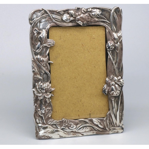 1076 - Unmarked white metal Art Nouveau rectangular easel photograph frame, relief decorated with foliage, ... 