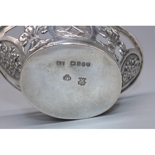 1080 - Small C20th continental silver oval basket, with fleurs de lys pierced tapering sides and gadrooned ... 