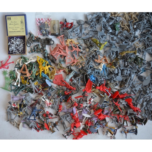 284 - Extensive collection of toy model soldier figures, mostly plastic to include Airfix, Esci, Tamiya, U... 