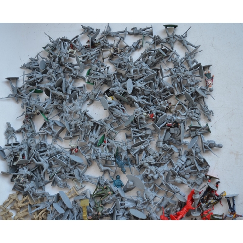 284 - Extensive collection of toy model soldier figures, mostly plastic to include Airfix, Esci, Tamiya, U... 