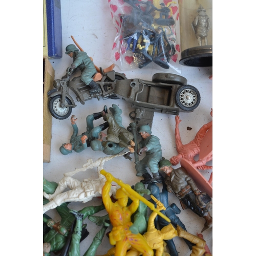 284 - Extensive collection of toy model soldier figures, mostly plastic to include Airfix, Esci, Tamiya, U... 