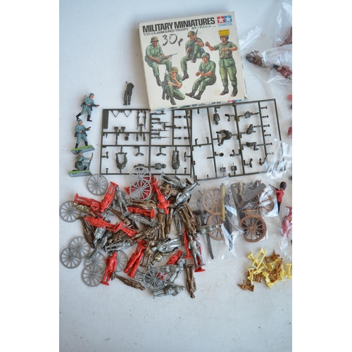 284 - Extensive collection of toy model soldier figures, mostly plastic to include Airfix, Esci, Tamiya, U... 