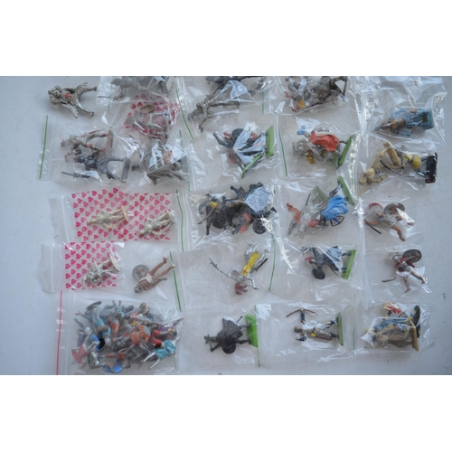 288 - Extensive collection of over 200 (mostly) Britain's Deetail plastic toy model figures with metal bas... 