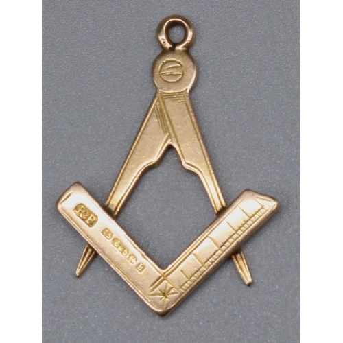 1028 - 15ct gold hallmarked Masonic Square and Compass pendant with engraved detail, L3.5cm 4.3g