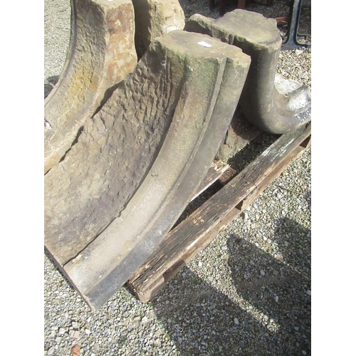 1392 - Two pairs of stone arch crestings, approx .W46cm D58cm H60cm (4)