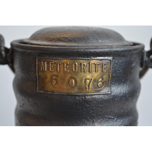 63 - Vintage Meteorite 5076 stern mast oil light. Overall height with carry handle upright, approx 44cm