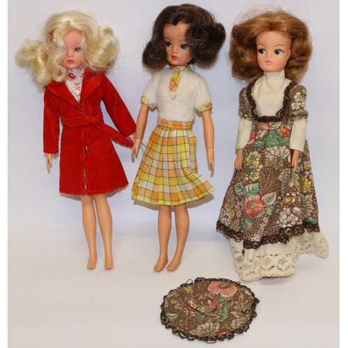 212 - Sindy; Lovely lively Sindy 1975, in yellow checkered skirt, dark brown hair, head stamped 033055x, a... 