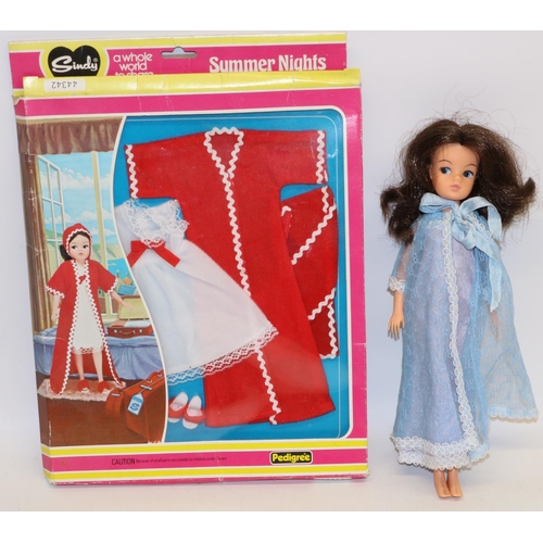 219 - Sindy; Sindy, brunette,  in 1977 'Misty Blue' Night dress, back of head stamped 2 Gen 1077 033055x, ... 