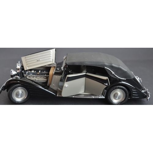 311 - Two boxed Franklin Mint 1/24 scale diecast cars to include a 1939 Maybach Zeppelin (near mint) and 1... 