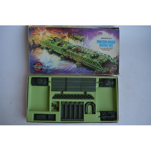 352 - Collection of Airfix HO (1/76) scale plastic model kits to include boxed assault sets (Pontoon Bridg... 