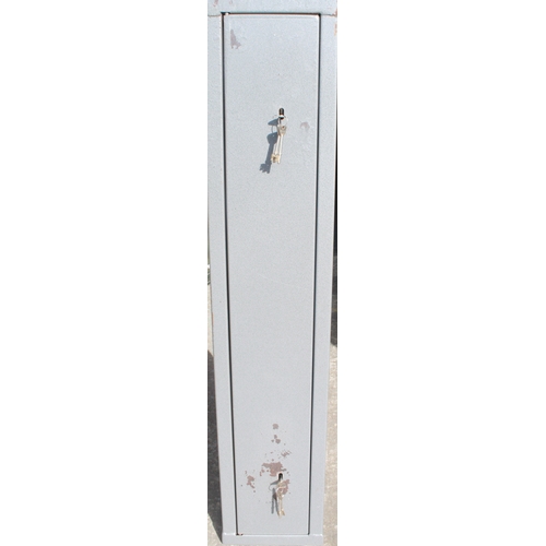 124 - 4 gun double lock gun cabinet with keys 127cm x 26cm x 23cm