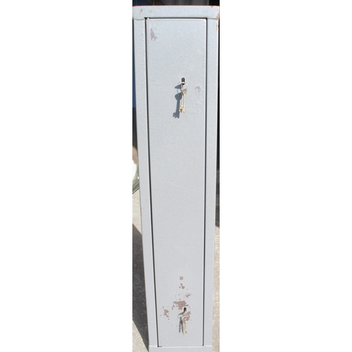 124 - 4 gun double lock gun cabinet with keys 127cm x 26cm x 23cm