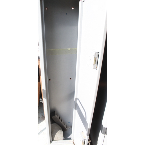 125 - 5 gun double locked gun cabinet with keys 133cm x 30cm x 22cm