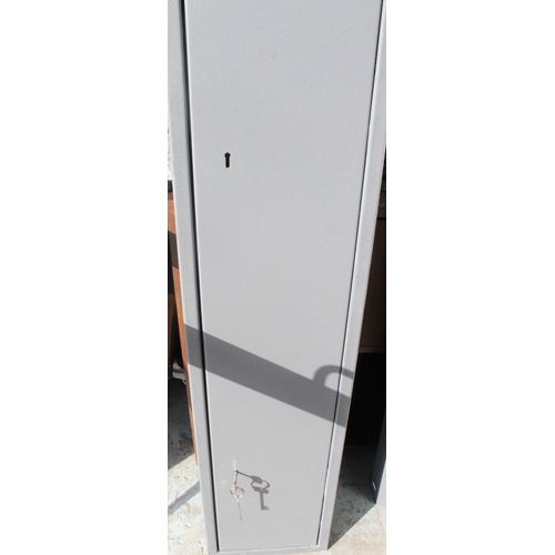 125 - 5 gun double locked gun cabinet with keys 133cm x 30cm x 22cm