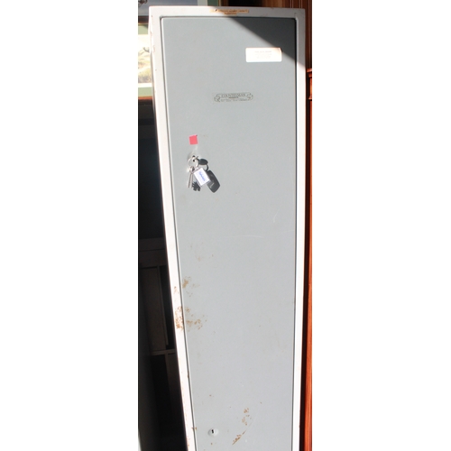 126 - 5x single locked gun cabinet with keys by Bratton sound incorporating ammo box 152cm x 27cm x 34cm