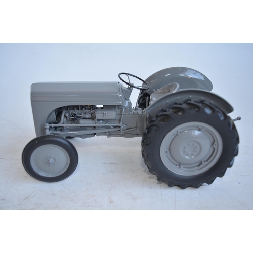 103 - Universal Hobbies highly detailed diecast metal and plastic 1/16 scale Massey Ferguson TE20 