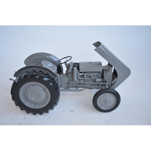 103 - Universal Hobbies highly detailed diecast metal and plastic 1/16 scale Massey Ferguson TE20 