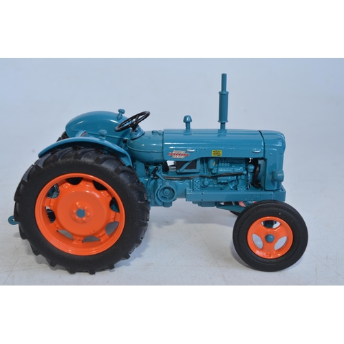 105 - Five Universal Hobbies diecast tractor models to include 4x 1/32 (Claas Ares 836RZ, Massey Ferguson ... 