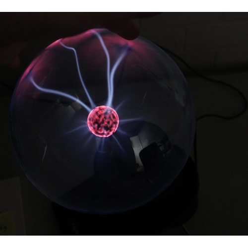 808 - Edu Lab Van de Graaf generator and a Fantasia Plasma bowl (2)