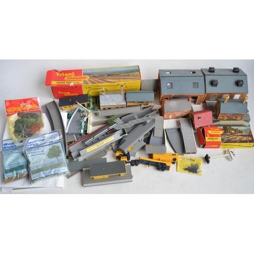 80 - Collection of previously used OO gauge model railway scenic accessories, track, buildings, a Hornby ... 