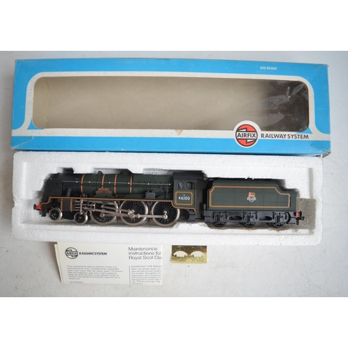 81 - Collection of previously used OO gauge electric locomotive models to include boxed Hornby Tri-Ang R7... 