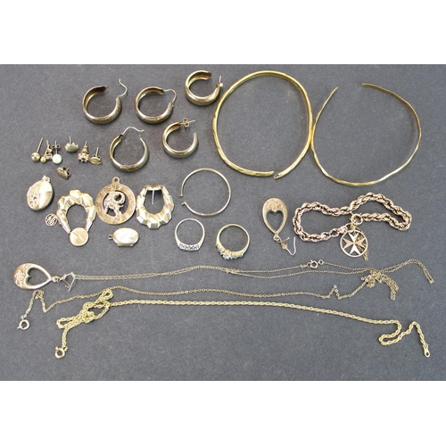 1438 - Selection of loose non-hallmarked yellow metal jewellery incl. bangles, earrings, pendants etc. gros... 