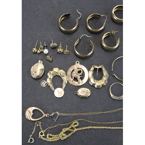 1438 - Selection of loose non-hallmarked yellow metal jewellery incl. bangles, earrings, pendants etc. gros... 